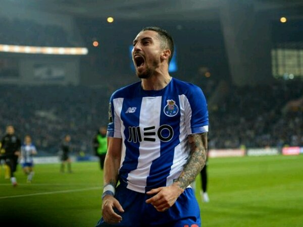 Manchester United yakin akan mampu rekrut Alex Telles