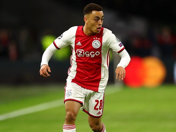 Sergino Dest resmi jadi milik Barcelona.