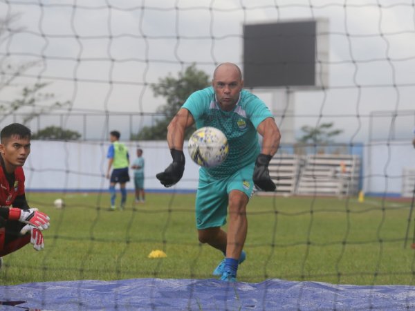 Pelatih kiper Persib, Luizinho Passosr