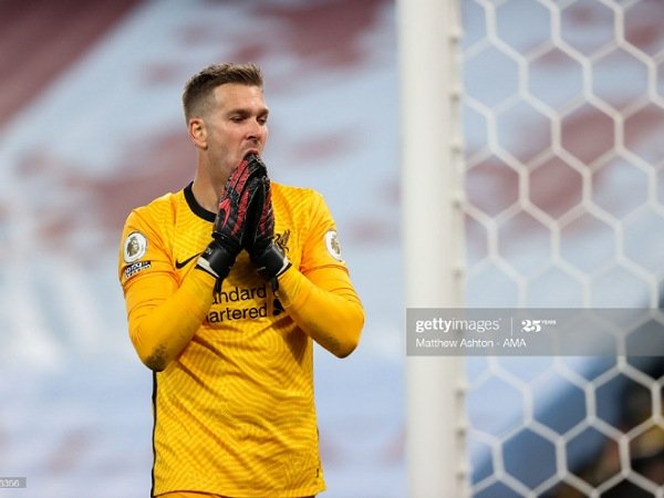Kiper Liverpool Adrian sebut dirinya akan belajar banyak dari kekalahan menghadapi Aston Villa/Image: Getty