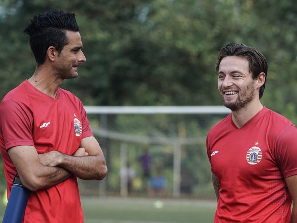 Otavio Dutra (kiri) dan Marc Klok