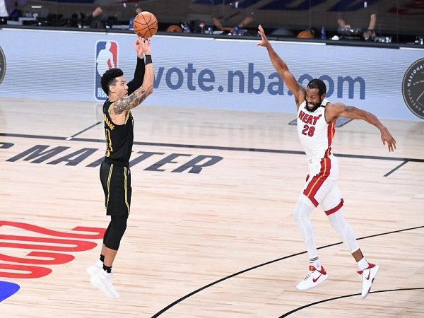 Pemain LA Lakers, Danny Green saat berusaha melepaskan tembakan tiga angka. (Images: Los Angeles Times)