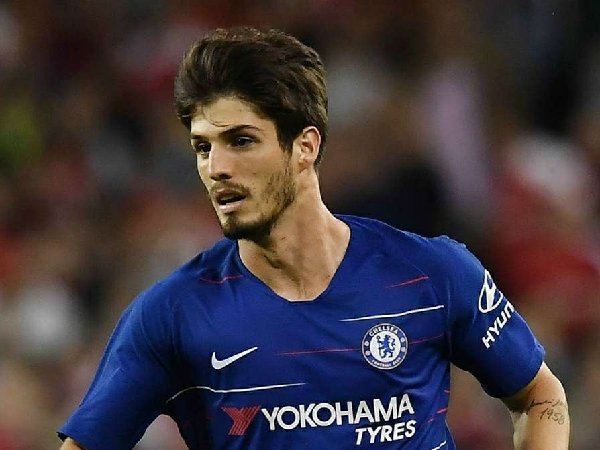 Lucas Piazon merasa hanya dijadikan sebagai alat bisnis bagi Chelsea.