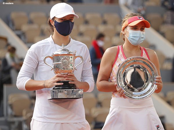 Sofia Kenin [kanan] harus puas menjadi runner up French Open 2020