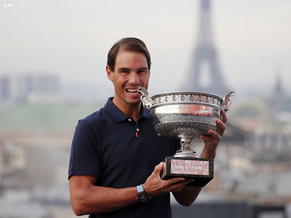 Rafael Nadal berpose dengan gelar Grand Slam ke-20 dalam kariernya