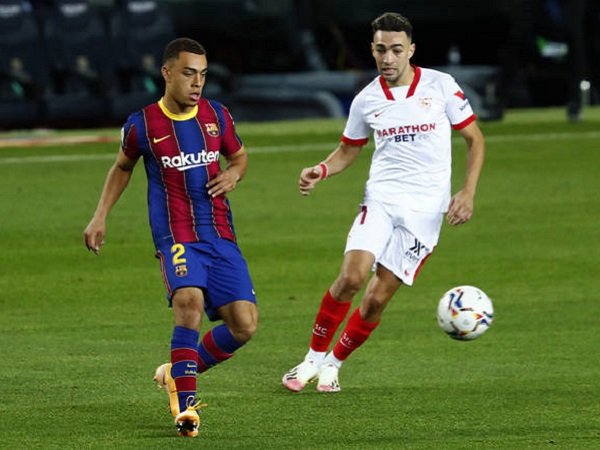 Sergino Dest lakoni debutnya pada saat Barcelona hadapi Sevilla.