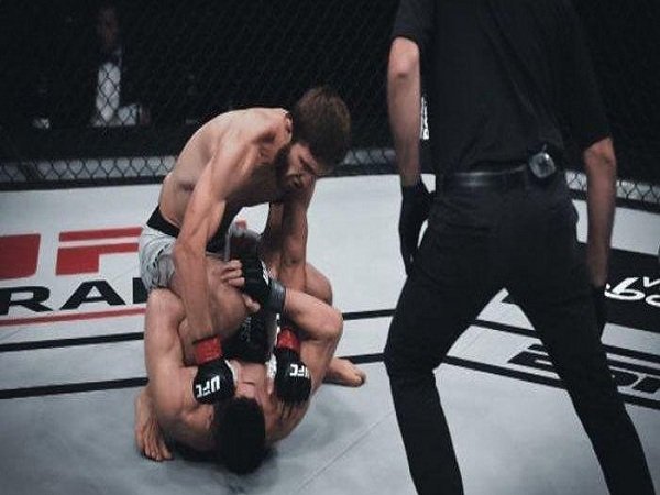 Said Nurmagomedov Tumbangkan Mark Striegl dalam 51 detik