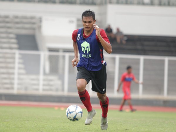 Rian punya hobi baru, yaitu memelihara ikan cupang