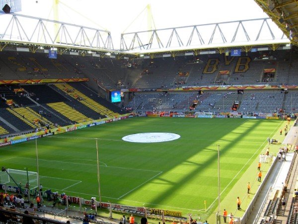 Borussia Dortmund Hanya Diizinkan Hadirkan 300 Suporter Melawan Schalke