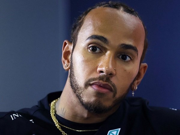 Pebalap andalan Mercedes, Lewis Hamilton saat bersama Max Verstappen. (Images: Sky Sports)