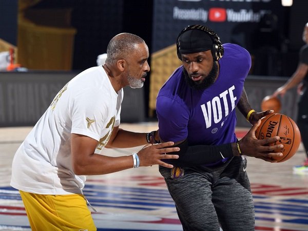 Los Angeles Lakers teruskan kerjasama dengan Phil Handy.