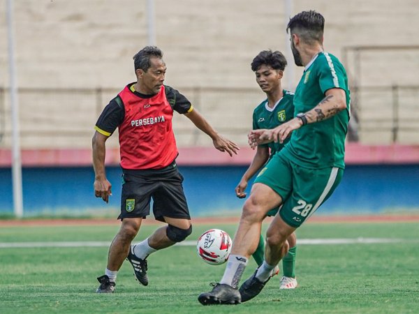 Pelatih Persebaya Surabaya, Aji Santoso ikut dalam internal game