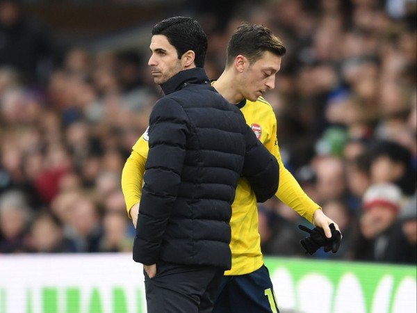 Mesut Ozil dicoret dari skuat Arsenal di Premier League dan Liga Europa