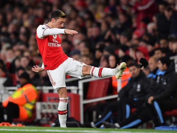Mesut Ozil dicoret dari skuat Arsenal di Liga Europa dan Premier League