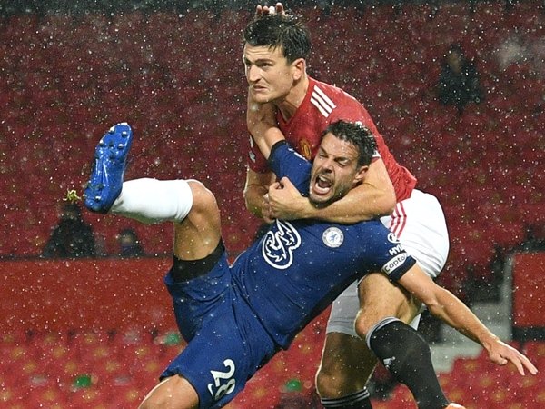 Cesar Azpilicueta ditarik oleh Harry Maguire