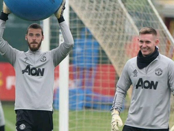 Woolston mengaku terbantu dan terinspirasi oleh De Gea dan Henderson di Manchester United