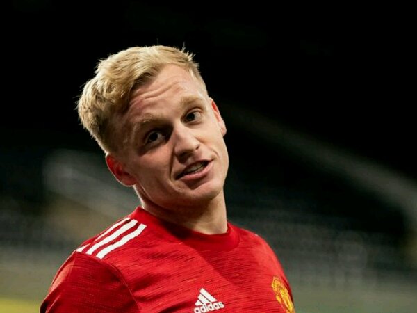 Danny Blind kritisi transfer Donny van de Beek ke Manchester United.
