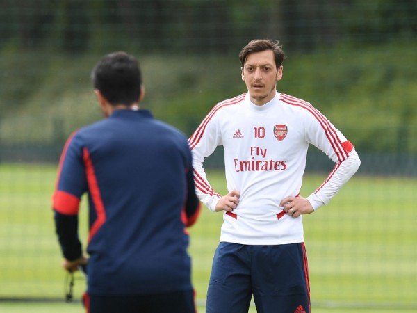 Mikel Arteta mencoret Mesut Ozil dari skuat Arsenal di Liga Europa dan Premier League
