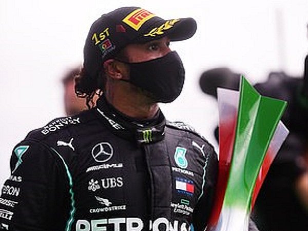 Pebalap Mercedes, Lewis Hamilton meraih Hasil gemilang di F1 GP Emilia Romagna. (Images: Getty)