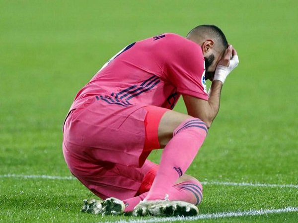 Karim Benzema cedera saat Real Madrid hadapi Valencia.