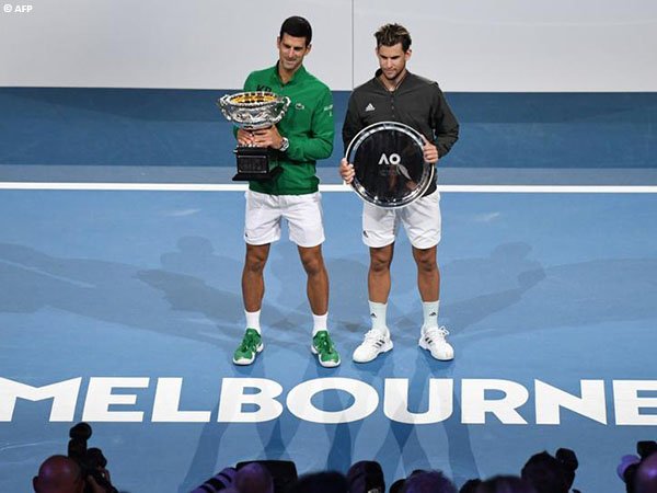 Novak Djokovic [kiri] dan Dominic Thiem [kanan] usai lakoni final Australian Open 2020
