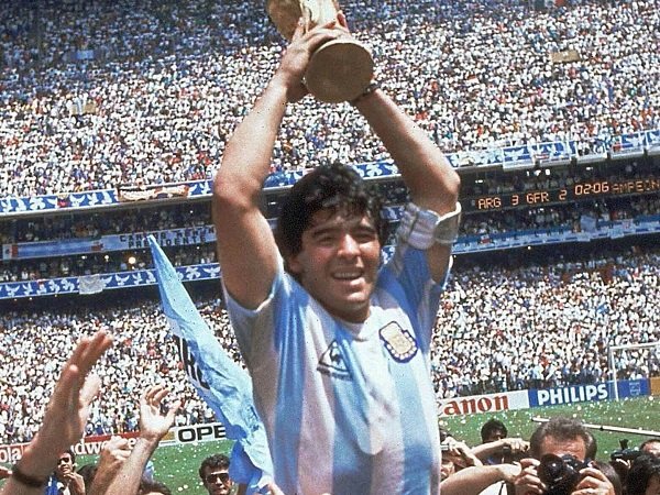 Andrea Pirlo akui idolakan Diego Maradona.