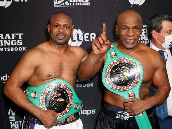 Mike Tyson melawan Roy Jones Jr.