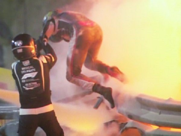 Lega Romain Grosjean berhasil selamatkan diri dari mobil terbakar. (Images: Getty)