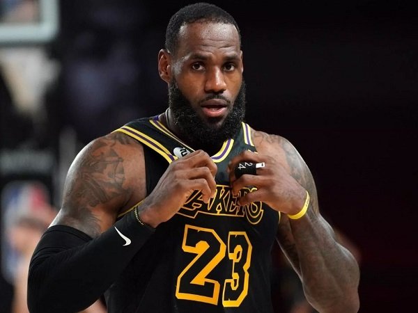 LeBron James sumringah Lakers bisa rekrut empat pemain baru yang berkualitas.