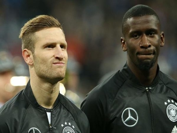 Shkodran Mustafi dan Antonio Rudiger masuk radar Barcelona untuk mengatasi krisis lini belakang mereka / via EPA