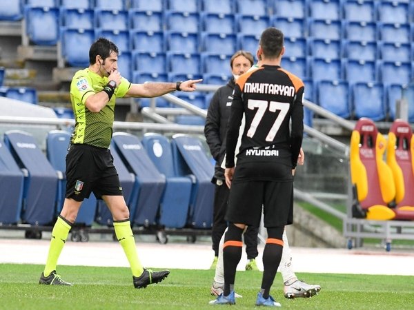 Henrikh Mkhitaryan mengkritisi kepemimpinan wasit Fabio Maresca yang membuat sejumlah keputusan kontroversial di laga AS Roma vs Sassuolo / via Roma Press