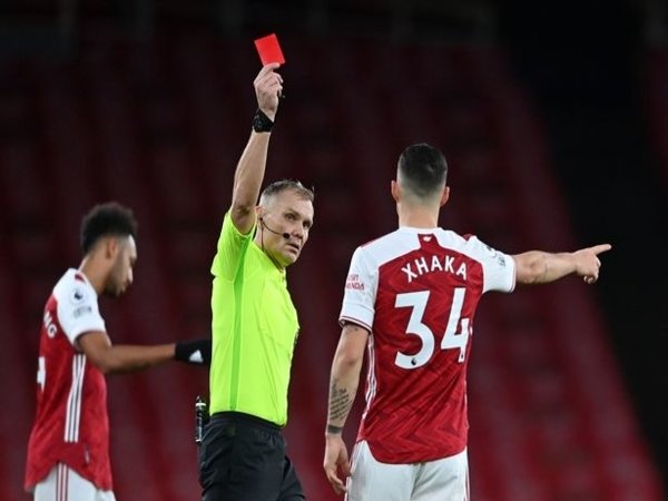 Granit Xhaka diusir oleh wasit usai kedapatan mencekik Ashley Westwood di laga Arsenal vs Burnley (13/12) / via Getty Images