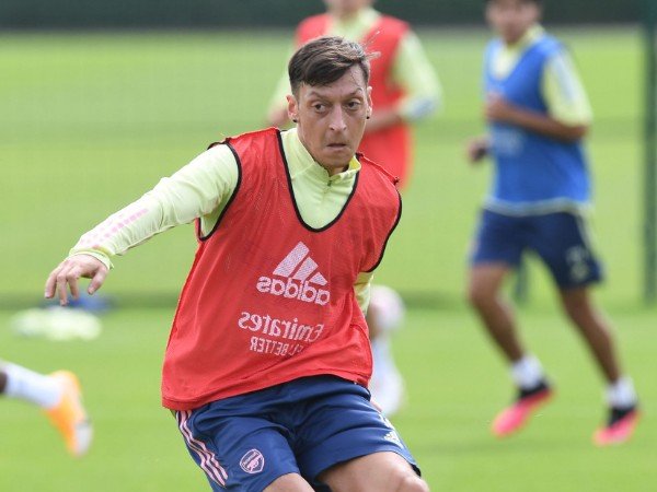 Mesut Ozil ingin menghormati sisa kontraknya bersama Arsenal