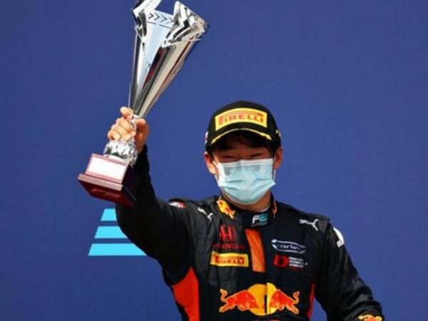 Yuki Tsunoda resmi perkuatl AlphaTauri. (Images: Getty)