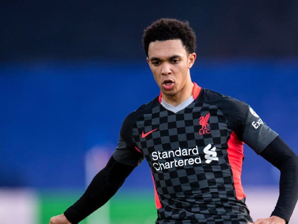 Neville Nilai Alexander-Arnold Punya Contoh Pemain Bagus di Liverpool
