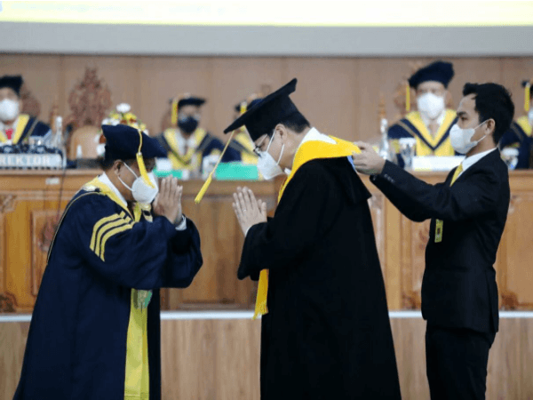 Menpora Zainudin Amali beri penghargaan kepada atlet wushu.