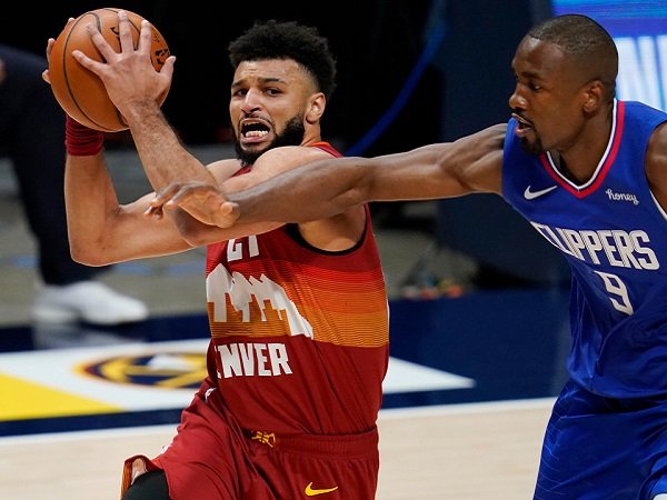 Point Guard Denver Nuggets, Jamal Murray dijaga ketat Center Clippers, Serge Ibaka.