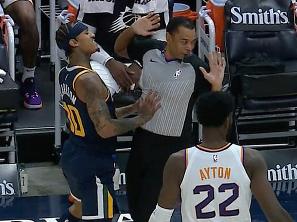 Jordan Clarkson bayar denda usai sengaja dorong wasit di lapangan.