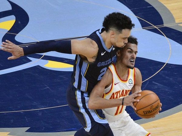 Cara Trae Young cari foul buat Steve Nash frustasi.