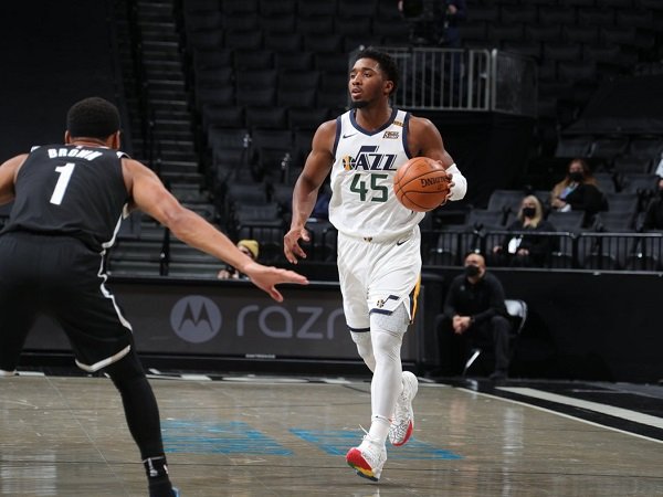 Donovan Mitchell kecewa dengan permainan timnya saat kalah telak dari Brooklyn Nets.