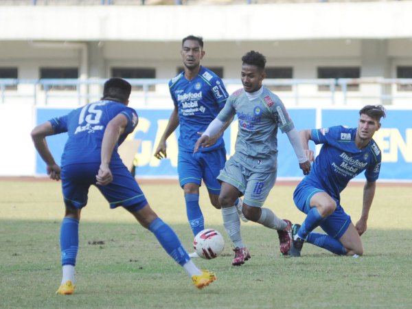 Gelandang Persib, Gian Zola