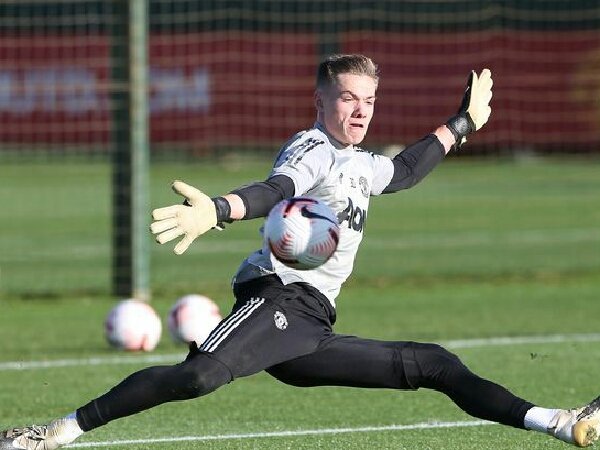 Nathan Bishop tandatangani kontrak baru dengan Manchester United