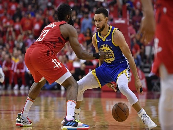 Stephen Curry tanggapi kepindahan James Harden menuju Brooklyn Nets secara dingin.