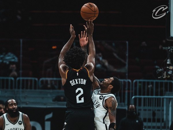 Colin Sexton ketika berduel dengan bintang Brooklyn Nets, Kyrie Irving.