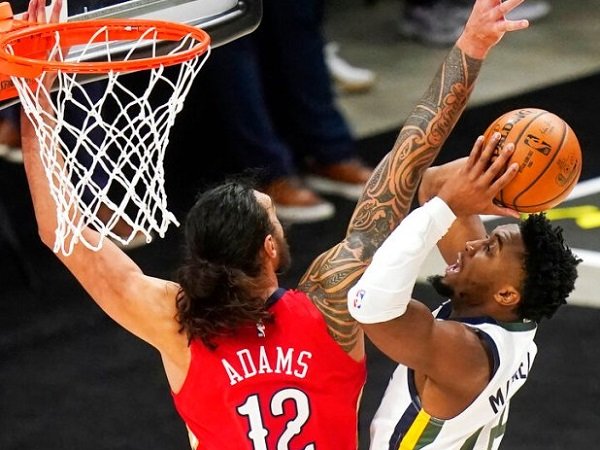 Bintang Utah Jazz, Donovan Mitchell (kanan) saat melawan New Orleans Pelicans.