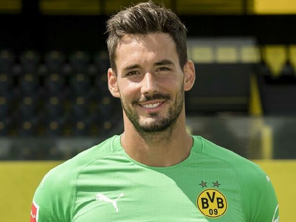 Borussia Dortmund ingin rekrut kiper baru untuk gantikan Roman Burki