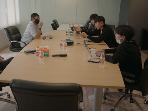 Asisten pelatih timnas Indonesia, Lee Jae-hong saat bertemu Plt Sekjen PSSI, Yunus Nusi