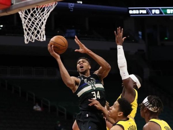 Pemain andalan Milwaukee Bucks, Giannis Antetokoumpo berusaha mencetak poin.