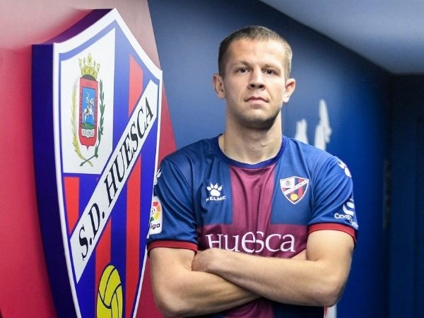 Denis Vavro resmi gabung Huesca