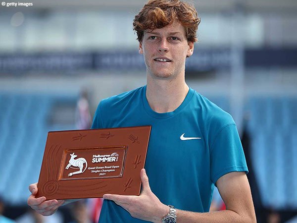 Jannik Sinner rayakan kemenangan gelar turnamen ATP kedua dalam kariernya di Great Ocean Road Open
